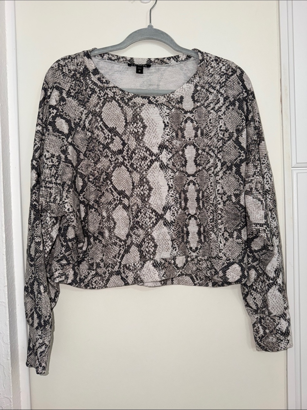 Express Snake Print Long-Sleeve Top - Black & Gray cropped oversized XS